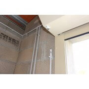 Porte de garage enroulable manivelle de secours sous coffre côté moteur