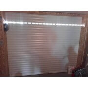 Porte de garage enroulable pose en applique intérieure avec 1 rangée de lames hublots