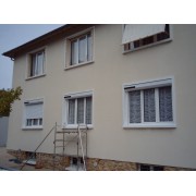 Montage volet roulant solaire sur façade complete