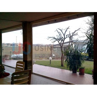 Store transparent motorisé pour pergola