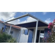 Store banne sur pieds avec poteaux déportés