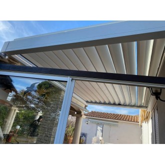 Pergola bioclimatique entre 3 murs