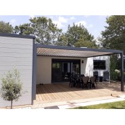 Pergola bioclimatique S3 5.6m lames perpendiculaires adossée