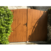Portail PVC Battant Chêne Doré et Chapeau de Gendarme 2.49x2m
