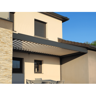 Pergola bioclimatique élecrique entre 3 murs
