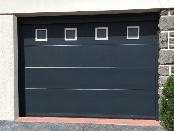Porte-de-Garage-sectionnelle-et-hublots-